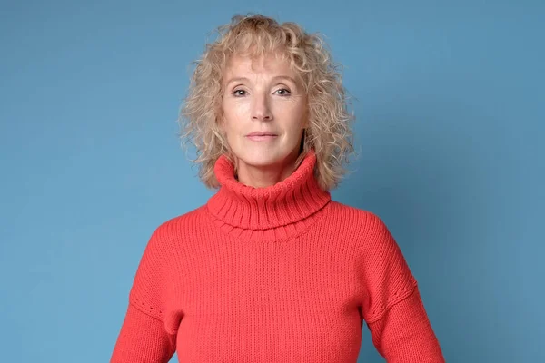 Hermosa anciana con una sonrisa animada mirando directamente a la cámara — Foto de Stock