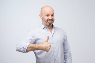 Seçiminizi onaylayan, mutlu, beyaz bir adam..
