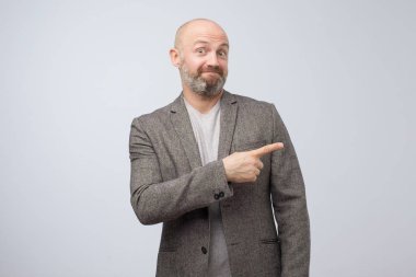 Kameraya bakan sakallı adam, fotokopi çekilen yere elini uzatıyor..