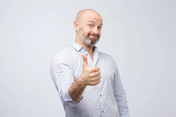 Счастливый белый мужчина с большим пальцем вверх жест, одобряя ваш выбор . — стоковое фото
