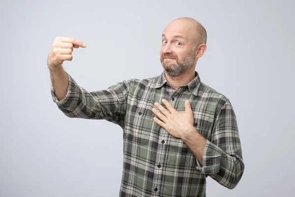 Zelfgenoegzame en trotse volwassen man wijzend op zichzelf trots. — Stockfoto