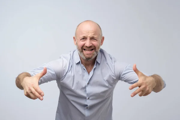 Aggressiver bärtiger älterer Mann mit wütendem Gesicht voller Hass und Wut — Stockfoto