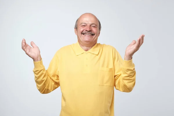 Homem sorrindo em fundo cinza rindo. Emoção facial positiva — Fotografia de Stock