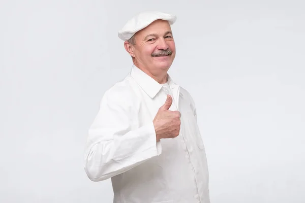 Chef hispânico sênior feliz com polegares isolados na parede branca — Fotografia de Stock