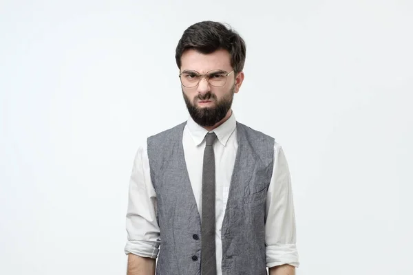 Angry irritated young man looking camera being displeased with news. — Stock fotografie