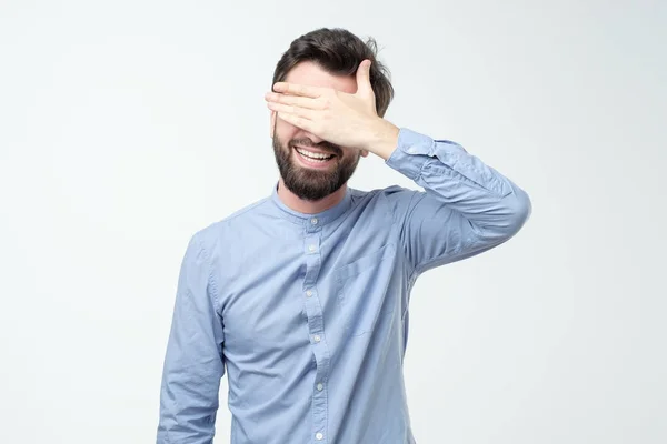 Ung Glad Latinamerikansk Man Skriker Och Täcker Ögonen Med Händerna — Stockfoto