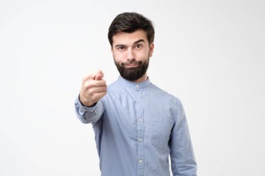 İspanyol adam parmak hareketi yapıyor. Hiçbir şey alamayacaksın. Olumsuz duygular, yüz ifadeleri, his. Stüdyo çekimi