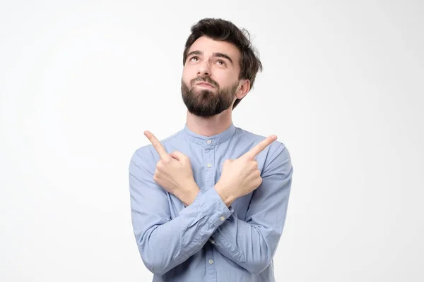 Onbesliste Man Gebaart Vingers Opzij Met Gekruiste Armen Toont Verschillende — Stockfoto