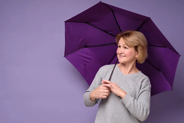 Blanke Volwassen Vrouw Staande Gelukkig Ontspannen Met Paraplu Geïsoleerd Kleur — Stockfoto