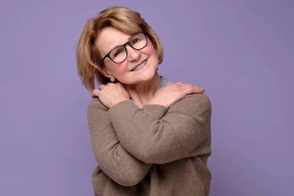 Positiva Mujer Blanca Mayor Relajada Gafas Sonriendo Manteniendo Los Brazos — Foto de Stock