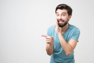 İspanyol sakallı adam, beyaz arka planda izole edilmiş dedikodular fısıldıyor.