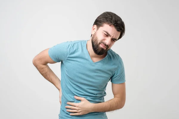 Hombre Barbudo Hispano Con Dolor Lumbar Sobre Fondo Gris Problemas — Foto de Stock