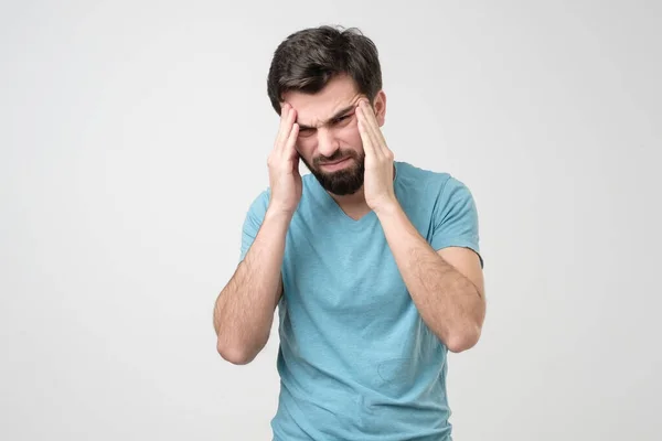 Besorgter Junger Mann Mit Kopfschmerzen Der Hände Schläfen Hält Negative — Stockfoto