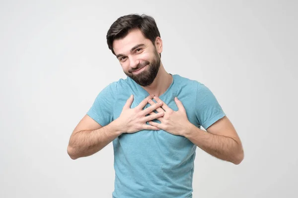 Vrolijke Spaanse Man Glimlacht Vrolijk Houdt Handen Borst Tevreden Man — Stockfoto