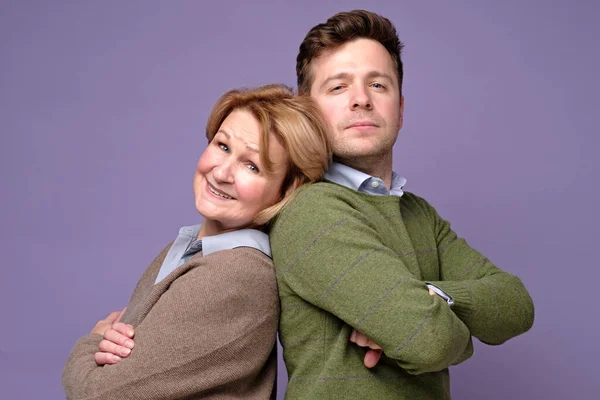 Madre Feliz Con Hijo Pequeño Estudio Captura Estudio Diferentes Generaciones —  Fotos de Stock