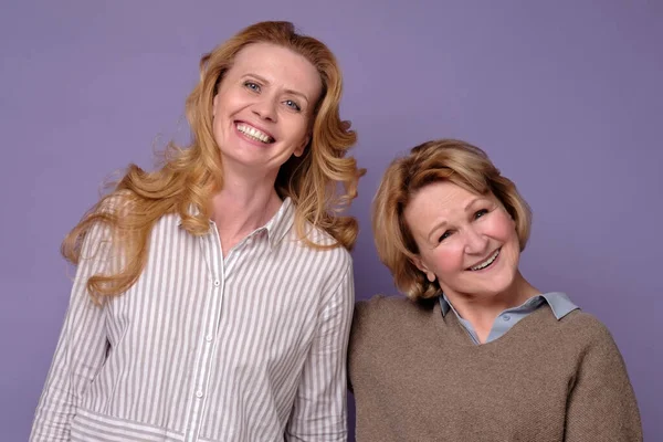 Dos Mujeres Maduras Felices Hermanas Riendo Sonriendo Mirando Cámara Captura —  Fotos de Stock