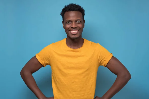 Guapo Negro Afroamericano Joven Camiseta Amarilla Con Actitud Alegre Mirando — Foto de Stock