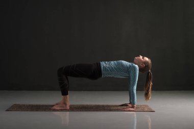 Kadın uygulamaları yoga asana purvottanasana veya yukarı bakan tahta tam poz siyah arka plan izole