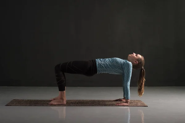 Woman Practices Yoga Asana Purvottanasana Upward Facing Plank Full Pose — Stock Photo, Image