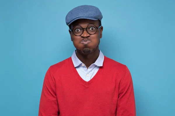 Stilig Ung Afrikansk Man Röd Tröja Och Blå Hatt Puffande — Stockfoto