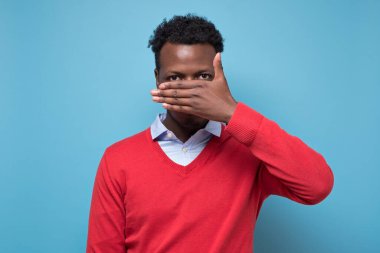 Genç Afrikalı Amerikalı adam parmaklarından röntgenliyor.