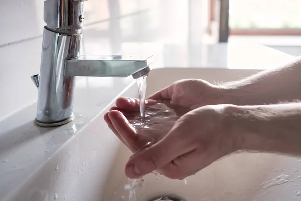 Kaukasier beim Händewaschen zu Hause. Hygienische Maßnahmen gegen Coronavirus — Stockfoto