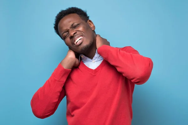 Африканский американец, испытывающий ужасную боль в шее, страдает от спазма . — стоковое фото