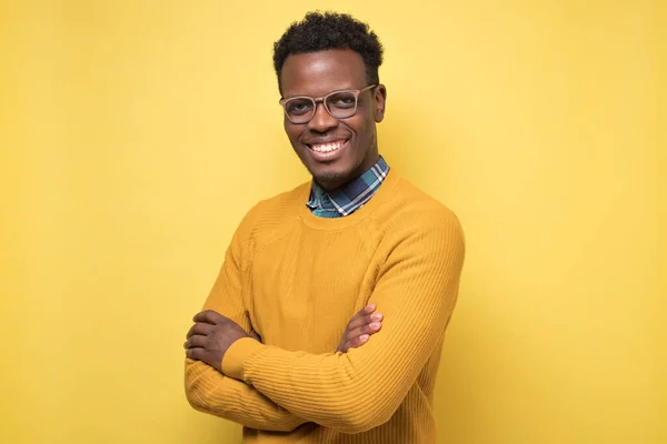 Joven hombre de negocios africano guapo en gafas — Foto de Stock