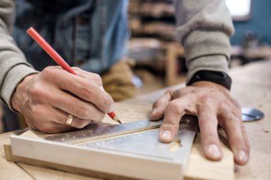 Tahtaya çizgi çizmek için düz çizgi kullanmak.