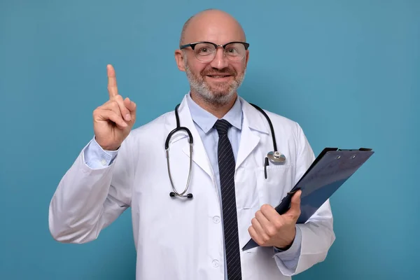 Doctor with stethoscope giving advice about healthy diet or treatmen — Stock Photo, Image