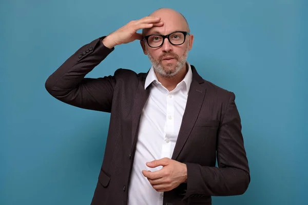 Hombre de negocios con traje y gafas tratando de hacer planes sobre la situación de crisis . — Foto de Stock