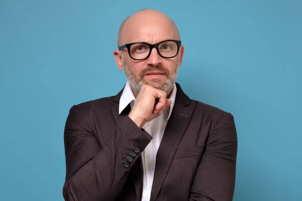 Hombre Caucásico Guapo Traje Gafas Pensando Tomar Una Decisión Retrato — Foto de Stock