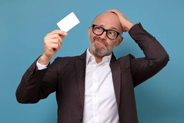 Onzekere Kale Italiaanse Man Pak Bril Met Visitekaartje — Stockfoto