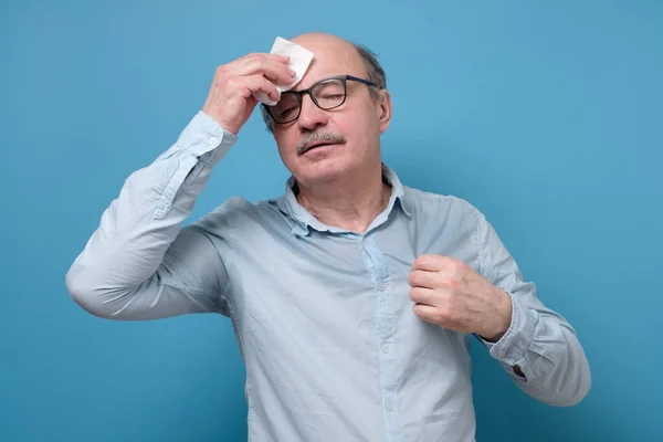 Seniorangestellte Schwitzt Einem Warmen Büro Und Wischt Sich Die Stirn — Stockfoto