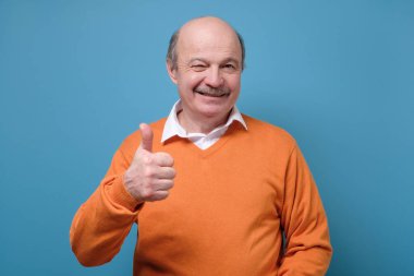 Yakışıklı İspanyol kıdemli adam onaylama seçimini onaylıyor. Stüdyo çekimi