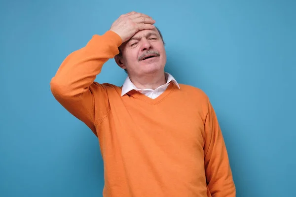 Senior Latino Man Met Hoofdpijn Koorts Als Symptoom Van Griep — Stockfoto