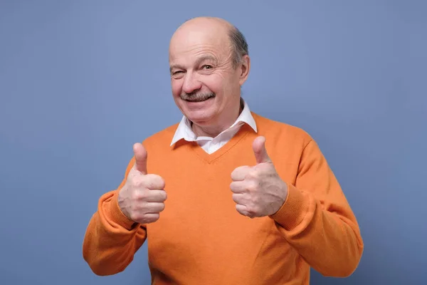 Handsome Senior Hispanic Man Holds His Thumbs Approving Choice Studio — Stock Photo, Image