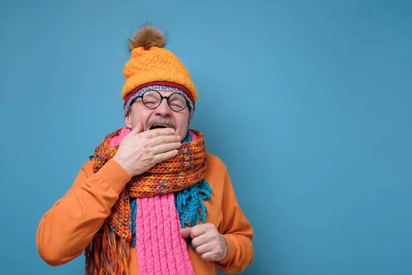 Senior Grappige Man Verschillende Hoeden Sjaals Verveeld Geeuwt Blauwe Muur — Stockfoto