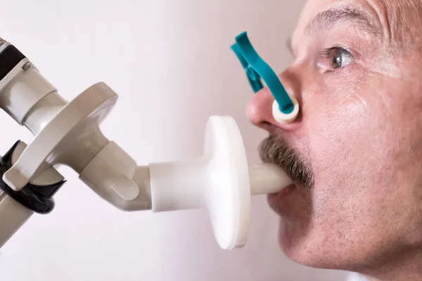 Idősebb Spanyol Férfi Aki Spirometriával Teszteli Légzést Légzőszervi Funkció Diagnosztizálása — Stock Fotó