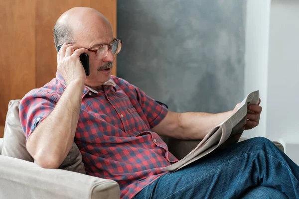 Senior Kaukasier Man Vardagsrummet Läser Tidningen Talar Telefon Med Sina — Stockfoto