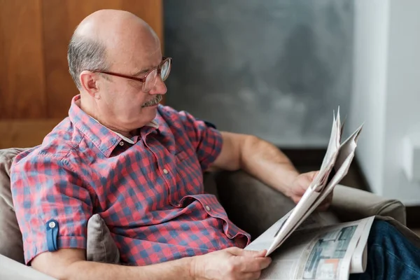 Homem Idoso Hispânico Caucasiano Sala Estar Lendo Jornal Sozinho Quarentena — Fotografia de Stock