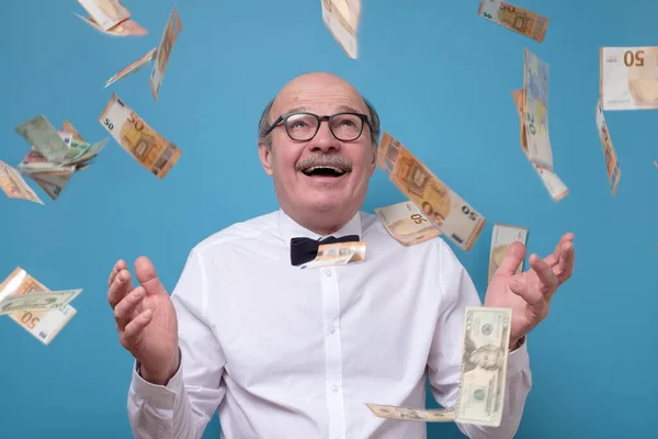 Uomo Affari Anziano Che Rallegra Suo Successo Con Banconote Che — Foto Stock