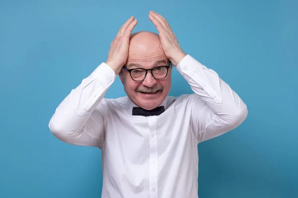 Stressvolle Oudere Man Schreeuwt Paniek Houdt Handen Het Hoofd Ontdekt — Stockfoto