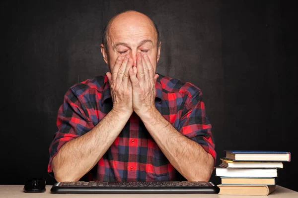 Starszy Latynos Łysy Człowiek Próbujący Uczyć Się Bycia Zmęczonym Czytaniem — Zdjęcie stockowe