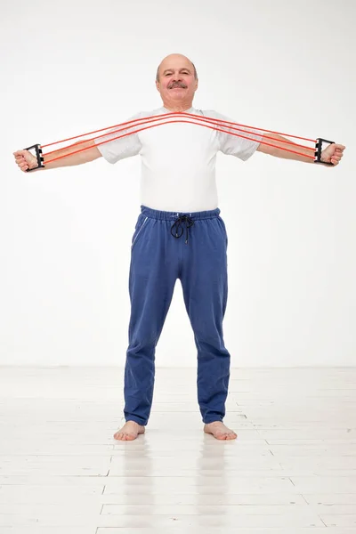 Senior Hispanic Man Exercising Stretching Expander Try Stretching Exercise Improve — Stock Photo, Image