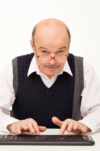 Senior Man Met Een Bril Die Tekst Typt Computer Verticale — Stockfoto