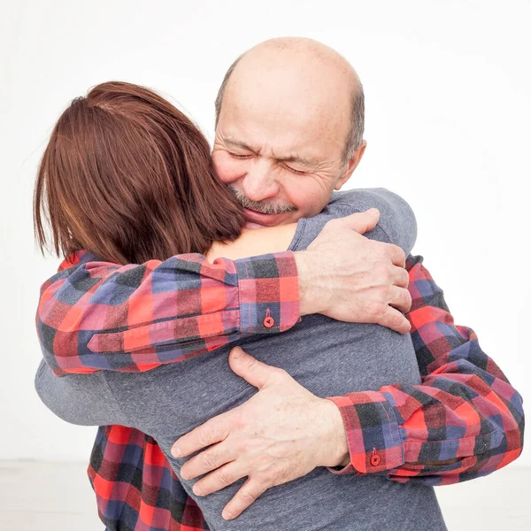 Volwassen Dochter Oudere Spaanse Vader Knuffelen Knuffelen Met Gesloten Ogen — Stockfoto