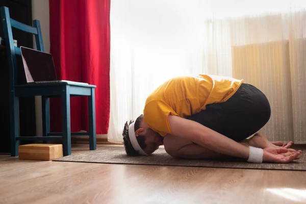 Joven Deportista Practicando Yoga Online Casa Haciendo Ejercicio Infantil Descansando —  Fotos de Stock