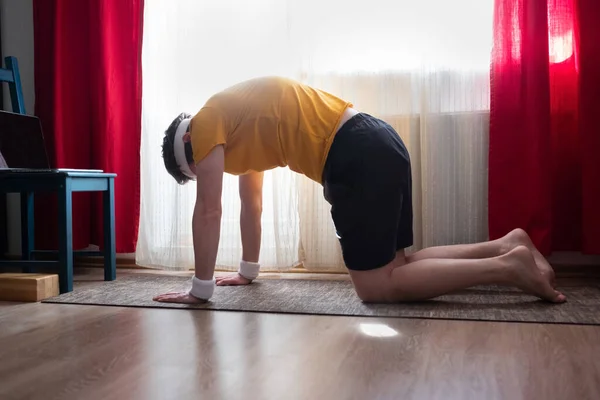 Evde Çalışan Genç Adam Yoga Pilates Fitness Eğitimi Kedi Yoga — Stok fotoğraf