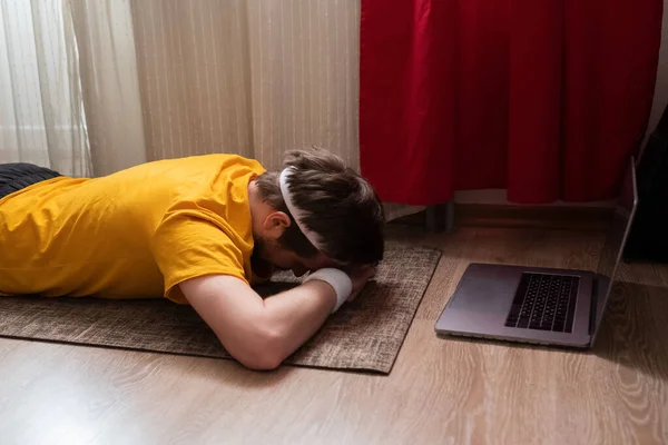 Tânărul Care Meditează Podea Află Makarasana Pozează Sufrageria Folosind Laptop — Fotografie, imagine de stoc